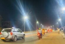 Une vue de circulation dans la ville de Bangui pendant la nuit