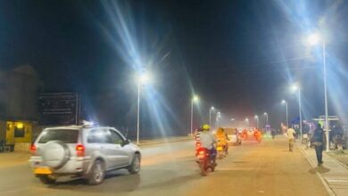 Une vue de circulation dans la ville de Bangui pendant la nuit