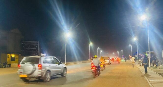 Une vue de circulation dans la ville de Bangui pendant la nuit