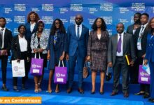 La Directrice générale de CCA Bank, Alvine Désirée Tiwoda entouré de ses collaborateurs