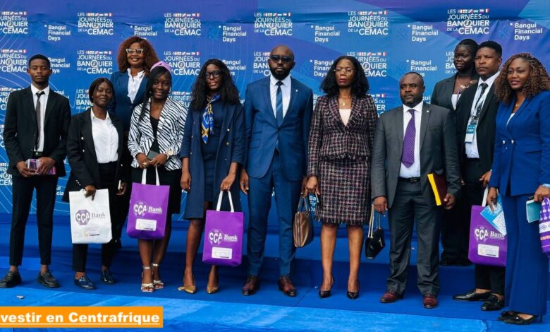 La Directrice générale de CCA Bank, Alvine Désirée Tiwoda entouré de ses collaborateurs