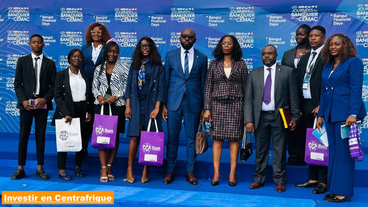 La Directrice générale de CCA Bank, Alvine Désirée Tiwoda entouré de ses collaborateurs